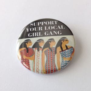 Kvinnohistorisk pin med texten "Support your local girl gang" och en bild på fyra egyptiska kvinnor