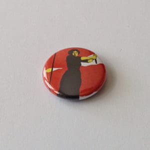 Kvinnohistorisk pin med en illustration av en kvinna som viftar med en röd flagga