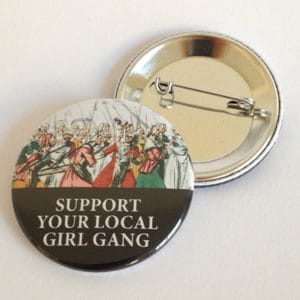 Kvinnohistoriska pins med texten "Support your local girl gang" och en bild av kvinnomarschen till Versailles