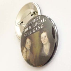 Kvinnohistoriska pins med texten "Support your local girl gang" och ett porträtt av systrarna Brontë